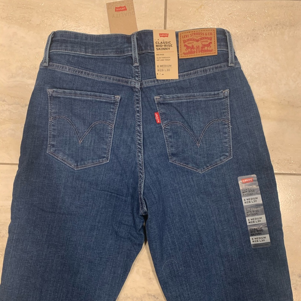 NWT Levi’s Classic mid-rise skinny Levi’s